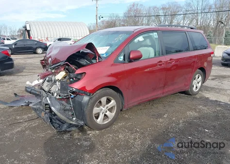 2012 Toyota Sienna Le V6 8 Passenger z USA, uszkodzony, nr VIN 5TDKK3DC8CS265596